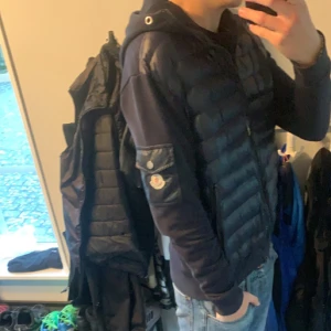 Moncler cardigan  - Säljer nu denna snygga moncler cardigan. skick 8/10 inga defekter alls, strlk S passar folk 172-182.  Hör av er vid eventuella funderingar🙌