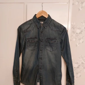 Denim skjorta  - Tunn och fin denim skjorta i nyskick för tonåring. 