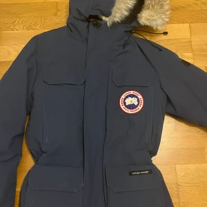 Canada Goose expedition parka blå - Välanvänd canada goose jacka som fortfarande är i jättebra skick! Skriv så skickar jag fler bilder. Pris kan diskuteras och köparen står för frakt!