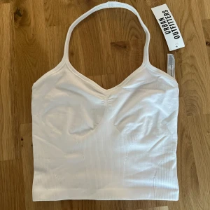 Urban outfitters  - Helt oanvända Urban Outfitters halter linnen. Säljer i både svart och vit. 