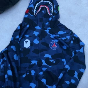 Bape psg tröja - Bape tröja bra skick säljer för de inte är min stil inte säker om den är äkta   Pris kan även diskuteras vid snabb affär 