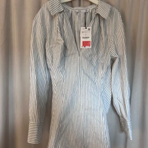 Skjortklänninh - Superfin skjortklänning från zara, aldrig använd! Den var för liten för mig 💔 Frågor eller fler bilder? Skriv i chatten! 🥰