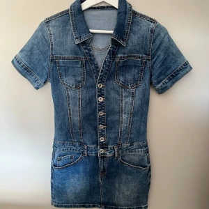 Vintage denim klänning  - Super snygg vintage denim klänning! Knappt använd o är i fint skick! 