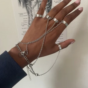 Ring/armband - Säljer denna då den aldrig används! Man kan ta bort ringar om man vill (bild2) och spänna åt dem (bild 3)