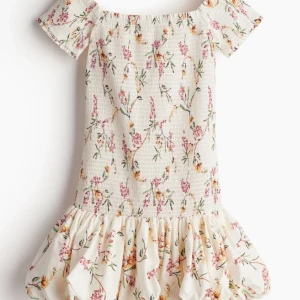 Sommarklänning 💗💞 - Slutsåld blommig klänning från hm💛💛Lappar kvar