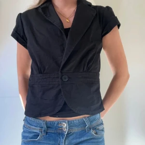 Svart bolero - Säljer den här superfina boleron då den tyvärr är lite för stor. Köpte den här på plick och bilderna är från förra ägaren. Den har inget defekter och är som ny!!