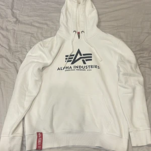 Alpha Industries hoodie - Alpha Industries hoodie, inte så använd nån mini fläck vid fickan som knappt syns.