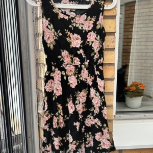 Blommig klänning - Söt klänning från Only, strl M.  Använd men fortfarande fin!  Kolla gärna in mina andra annonser för samfrakt. Jag är väldigt mån om mina köpare. Skulle du vara missnöjd så ta gärna kontakt innan dåligt omdöme, så har jag en chans att rätta till det.