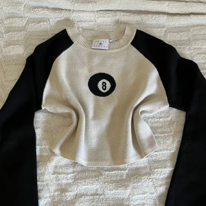 y2k tröja - croppad asos tröja som jag bara har använt 1 gång. jätte bekväm och i super bra skick 🥰 storlek m men mer som s