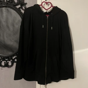 oversized hoodie  - sliten på ena fickan från min skateboard, annars super skick! passar L också! använd köp nu<3
