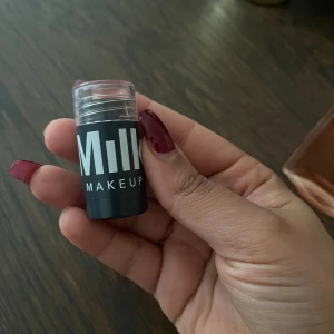 Milk contor  - Contour stick från märket milk make up Färgen heter simmer  Endast provad köpt från sephora