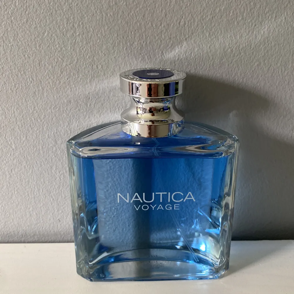 Säljer min Nautica Voyage 100 ml, ungefär 99 ml kvar, det är en väldigt fräch parfym perfekt på sommaren 😃. Parfym.