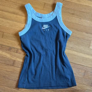 Nike linne  - Vintage blågrå nike linne i storlek M (168) men passar som XS eller S. Säljer pga att den är för liten. 