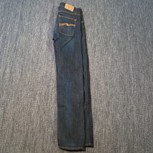 Nudie Jeans - Säljer dessa fräscha nudie jeans i jätte bra kondition med nypris på 1300, skriv om ni har några funderingar.
