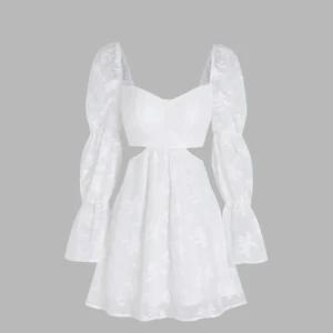 klänning - Säljer denna fina klänning från CIDER. Använd engång (köpte den för studenten).  Priset kan diskuteras 🌸 