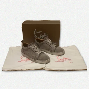 Louboutin skor - Tjena dags att sälja dessa Louboutin skor som är ganska unika då färgen inte är den som alla andra har! Skick 7/10 kan bli 8/10 om man tvättar och det gör jag självfallet innan jag skickar iväg de. Har ni några frågar tveka inte på att fråga!