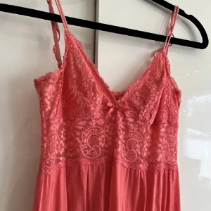 Nattlinne - Drömlikt nattlinne / neglige med spets och rosett i färgen aprikos/korall från H&M i strl XS!💓