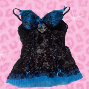 Korsett - Jätte fint spets svart korsett med blå detaljer perfekt till fest eller looksmaxing inga defekter 🩷🩷 strl S