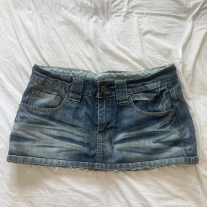 jeanskjol - använd köp nu! midja:84 längd:28 (bak), två hål i fållen men inget som syns 😽
