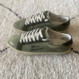 Saint Laurent “Distressed” SL/06 Sneakers! | Skick 9/10, fräscha | Dessa görs inte längre och sjukt svåra att få tag på, dagens nypris är runt 7000kr | Storlek 42, passar 43 | Box medföljer! | Svarar gärna på era frågor och funderingar!