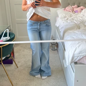 Jeans!  - Sjukt snygga jeans!   Midjemått:80cm Innerbenslängden:84cm