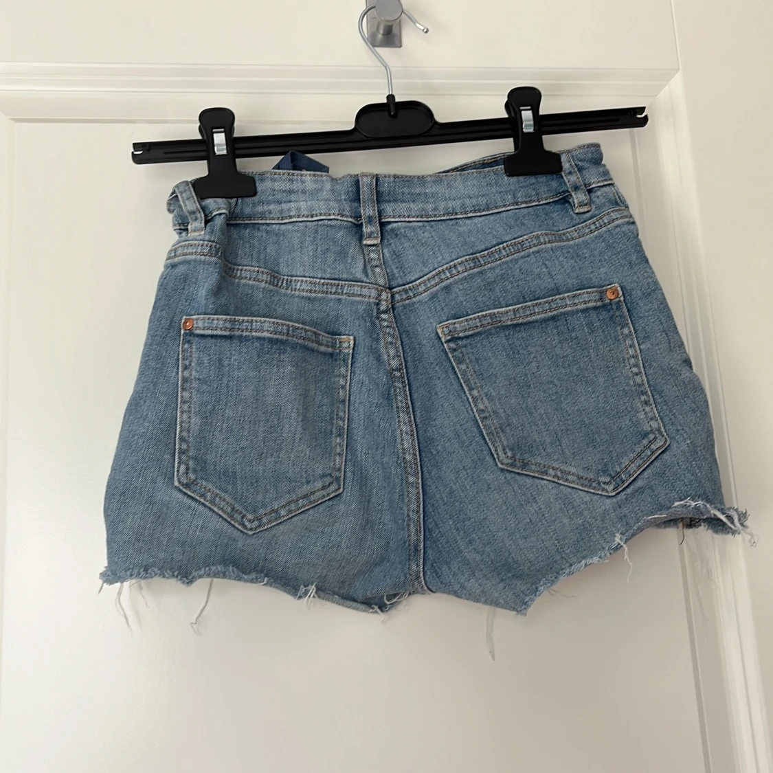 Jeans med broderier  - 90