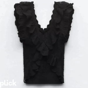 Zara top  - säljer denna tröjan från zara som inte längre säljs. köpt på Plick men är i väldigt bra skick. 