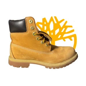 Timberland boots - Timberland boots. Ny skick förutom en skada längst fram på ena skon. Ny pris 2 000kr pris kan diskuteras.