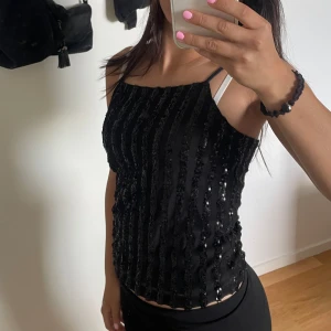 Glittertopp! - Super fin svart glitter topp från Bikbok ❣️ glittrig med minipaljetter, bra skick !! Str Xs