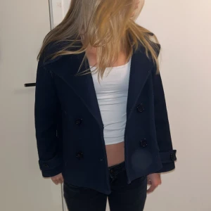 Design by si kappa - Supertrendig kappa från design by si i använt skick, lite nopprig men inget man tänker på, inga andra större defekter💗nypris ca 800kr