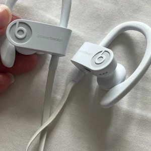 Powerbeats 3 - Hörlurar som knappt använts och söker ny användare. Finns ingen laddare eller tillbehör, endast hörlurar. Bra batteritid, inga konstigheter.