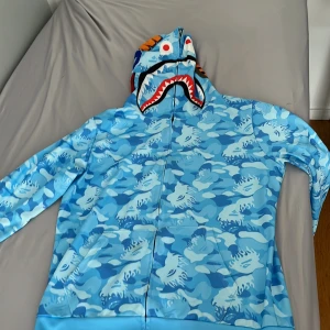 Bape Hoodie - Bape är en Hoodie som man kan dra upp och ner hela vägen till huvudet.  Det är en jätte snygg vara så passa på att fynda för bättre en så hittar man inte😂
