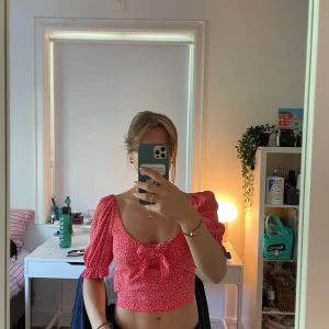 & Other Stories blus - En röd, gullig, croppad blus ifrån & Other Stories. Endast använd 1 gång och är i väldigt bra skick. Storlek 36 :)