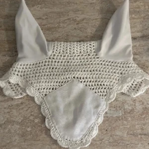 Huva - Säljer denna vita huvan som aldrig är använd i storlek cob, jättefin och töjbart material vid öronen☺️ minns ej vilket märke därav priset, bara att skriva om du har frågor❤️❤️