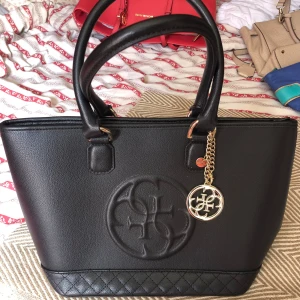 Svart guess väska - En svart guess axelväska, använt enstaka gånger, ser helt ny ut