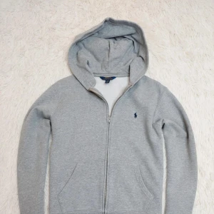 Polo Ralph Lauren zip - Polo Ralph Lauren zip up hoodie i mycket bra skick. Storlek S (14-16). Hör av dig vid frågor eller funderingar 🙌