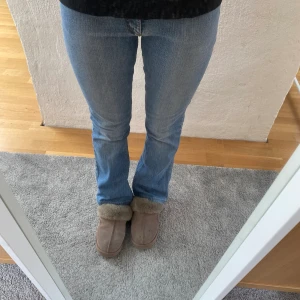 Lågmidjade jeans - Lågmidjade jeans från Authentic Clothing company!!  Midjemått: ca 35 cm Innerbenslängd: ca 80 cm