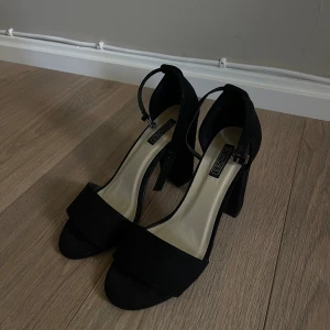 Klackskor - Svarta klackar från Nelly, säljer då jag endast använde dem en gång och har sedan inte kommit till användning.💕 10cm klack