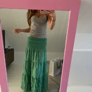 Grön långkjol!! - Säljer p.g.a liiite för kort för mig som är 170 cm. Nypris 499 kr, inga defekter och passar så bra till sommaren!!!❤️❤️