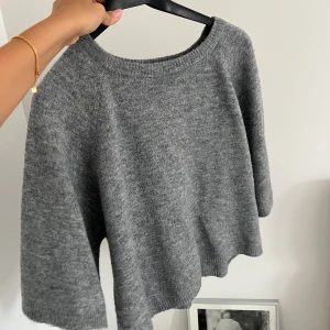 Grå stickad tröja! - Super snygg grå stickad tröja med trekvartslånga ärmar. Använd få gånger men passar till så mkt💜 Passar S-XL