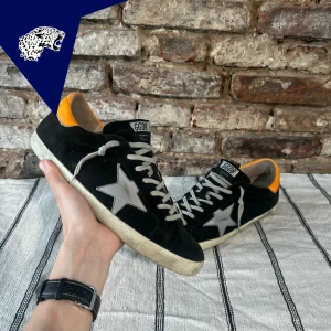 GOLDEN GOOSE SUPERSTAR - Riktigt feta Golden Goose Superstar | Skick: 8,5/10 | Strl: 44 (Passar även 45) | Nypris 4499kr - Vårt pris 2499kr | Hör av dig om du undrar någonting!