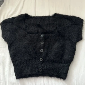 Svart crop top - Svart croppad lurvig topp inköpt i korea