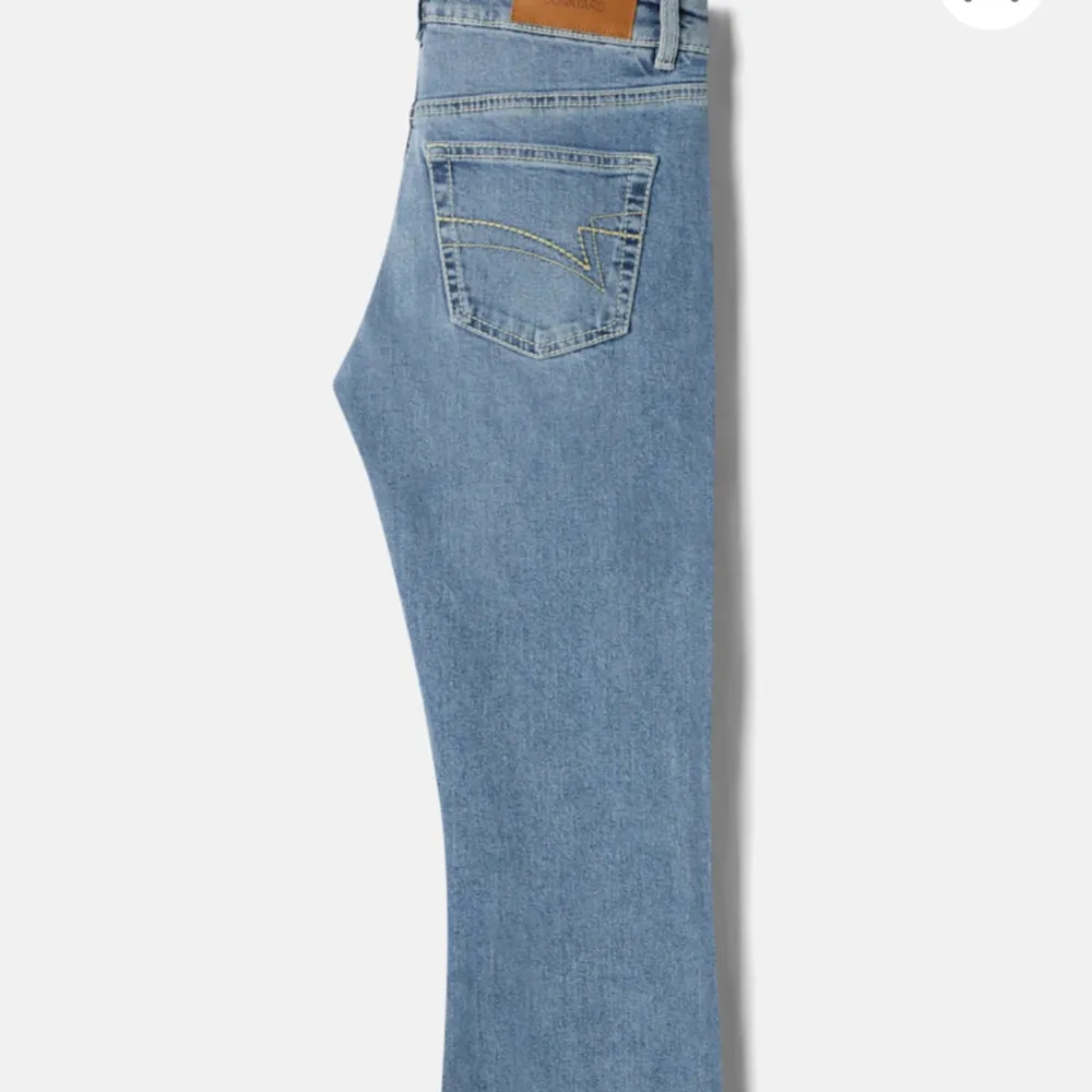 Säljer dessa jättesnygga och jättepopulära jeans från Junkyard. Nypris är 599kr. Har storlek XS i färgen ljusblå 💗 tryck inte på köp nu . Jeans & Byxor.