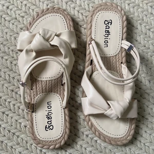 Sandaler - Ett par somriga fina sandaler😍 som tyvärr var lite för små.  Jag brukar ha 39 och de är i 38. De är köpta second hand🫶