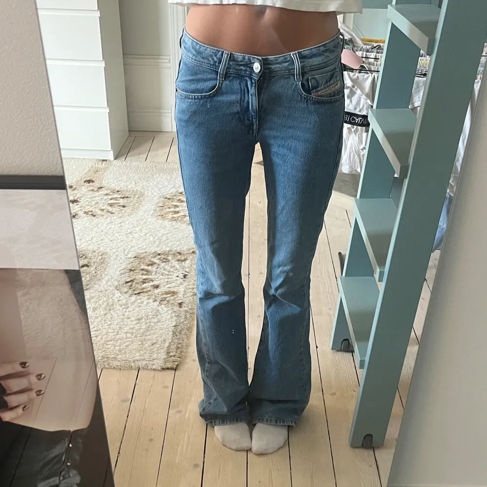 Säljer mina super fina disel jeans som är köpta nya från butik!! Nypris 2100, knappt använda, men är lite nergångna vid foten! Lowwaist och bootcut!!🫶🏼. Jeans & Byxor.