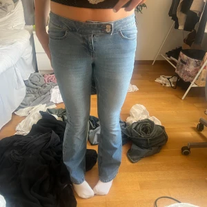 Vero moda low waist bootcut jeans  - Säljer mina superfina oanvända jeans från vero moda ❤️