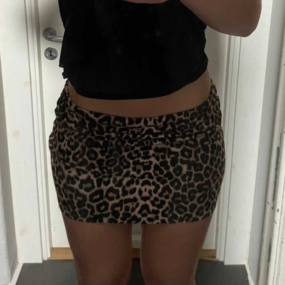 Jättefin leopard kjol från vila. Kjolen är lite för liten för mig vilket är varför jag säljer den. Den är använd några gånger men är i fint skick. Kjolen är i storlek S. Priset är inte satt dvs det går att diskutera. . Kjolar.