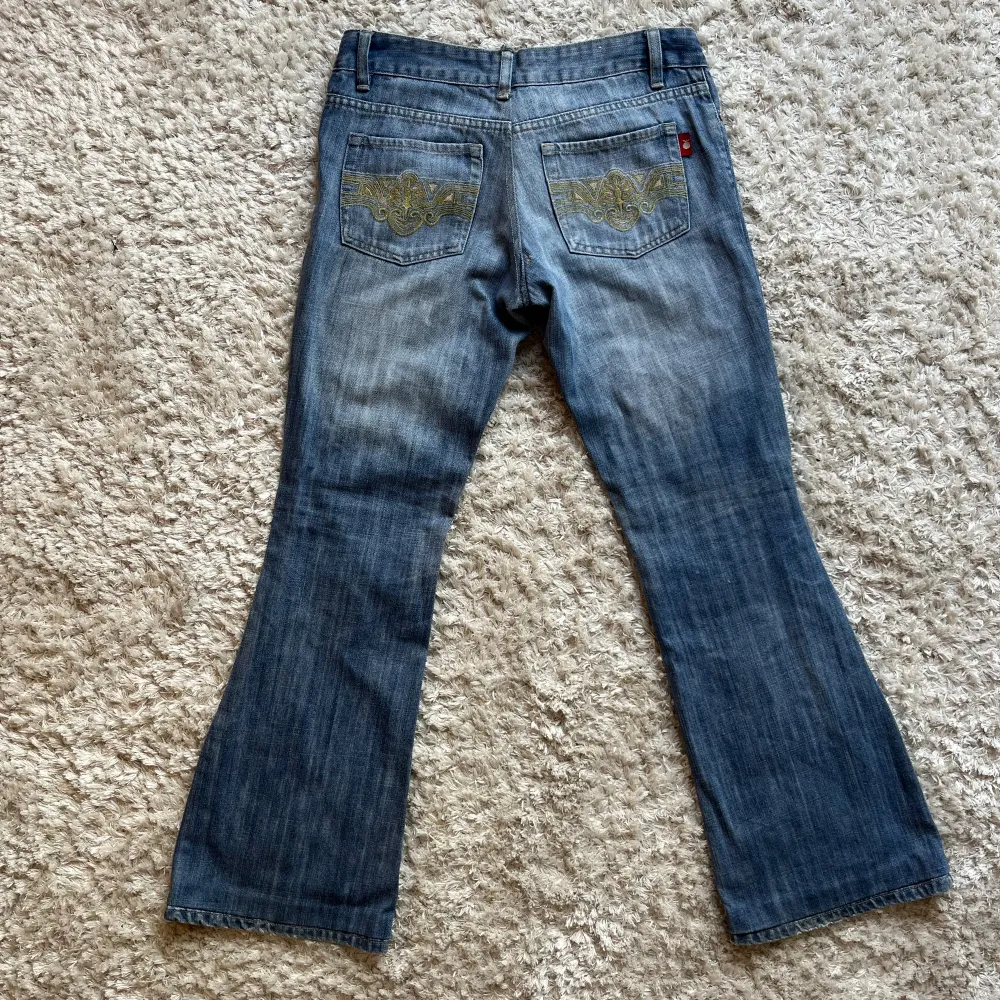 Fina lågmidjade jeans i väldigt bra skick. Midjemått: 43 cm Innerbenslängd: 80 cm. Jeans & Byxor.