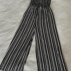 Jumpsuit  - Så fin och skön och inte för tung det vill säga att det passar bra till sommaren🤍🖤