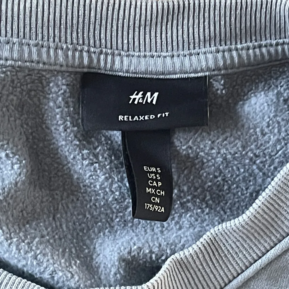 Säljer nu en skit snygg grå H&M tröja för endast 149kr. Nypris 399kr. Tröjan är i riktigt bra skick och är riktigt snygg. De är bara att skriva för funderingar!. Tröjor & Koftor.